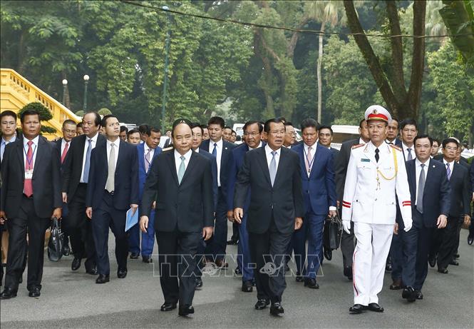 Trong ảnh: Thủ tướng Nguyễn Xuân Phúc và Thủ tướng Campuchia Samdech Techo Hun Sen trên đường đến Trụ sở Chính phủ để hội đàm. Ảnh: Thống Nhất – TTXVN