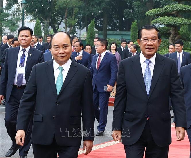 Trong ảnh: Thủ tướng Nguyễn Xuân Phúc và Thủ tướng Campuchia Samdech Techo Hun Sen trên đường đến Trụ sở Chính phủ để hội đàm. Ảnh: Thống Nhất – TTXVN