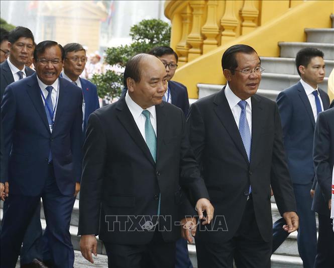 Trong ảnh: Thủ tướng Nguyễn Xuân Phúc và Thủ tướng Campuchia Samdech Techo Hun Sen trên đường đến Trụ sở Chính phủ để hội đàm. Ảnh: Thống Nhất – TTXVN