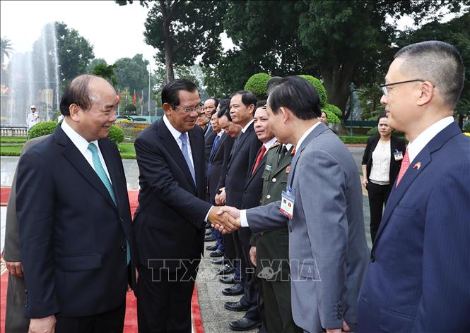 Trong ảnh: Thủ tướng Campuchia Samdech Techo Hun Sen bắt tay các thành viên chính thức đoàn Việt Nam tham dự lễ đón. Ảnh: Thống Nhất – TTXVN
