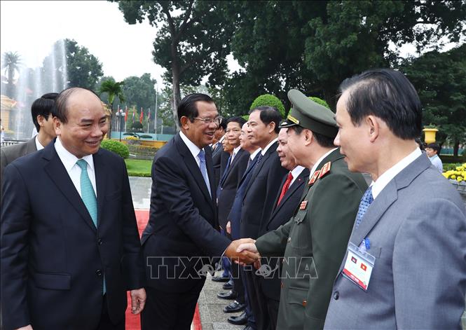 Trong ảnh: Thủ tướng Campuchia Samdech Techo Hun Sen bắt tay các thành viên chính thức đoàn Việt Nam tham dự lễ đón. Ảnh: Thống Nhất – TTXVN