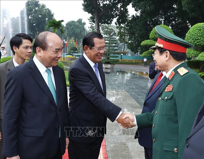 Trong ảnh: Thủ tướng Campuchia Samdech Techo Hun Sen bắt tay các thành viên chính thức đoàn Việt Nam tham dự lễ đón. Ảnh: Thống Nhất – TTXVN