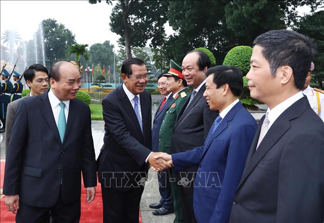 Trong ảnh: Thủ tướng Campuchia Samdech Techo Hun Sen bắt tay các thành viên chính thức đoàn Việt Nam tham dự lễ đón. Ảnh: Thống Nhất – TTXVN