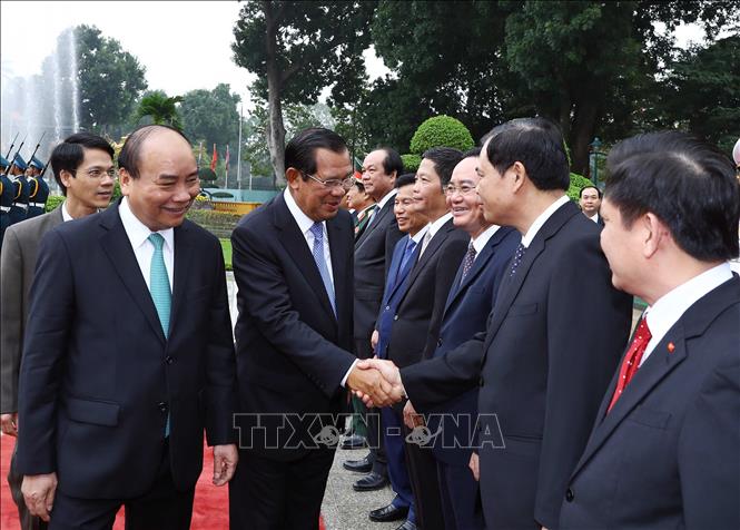 Trong ảnh: Thủ tướng Campuchia Samdech Techo Hun Sen bắt tay các thành viên chính thức đoàn Việt Nam tham dự lễ đón. Ảnh: Thống Nhất – TTXVN