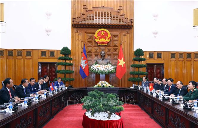 Trong ảnh: Thủ tướng Nguyễn Xuân Phúc hội đàm với Thủ tướng Campuchia Samdech Techo Hun Sen. Ảnh: Thống Nhất – TTXVN
