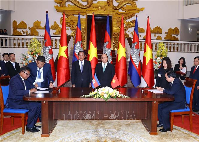 Trong ảnh: Thủ tướng Nguyễn Xuân Phúc và Thủ tướng Campuchia Samdech Techo Hun Sen chứng kiến lễ ký Biên bản hợp tác giữa Bộ Giáo dục và Đào tạo Việt Nam và Bộ Giáo dục, Thanh niên và Thể thao Campuchia. Ảnh: Thống Nhất –TTXVN
