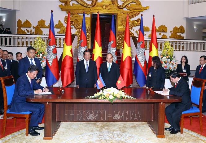 Trong ảnh: Thủ tướng Nguyễn Xuân Phúc và Thủ tướng Campuchia Samdech Techo Hun Sen chứng kiến lễ ký Bản ghi nhớ về Chiến lược hợp tác Giao thông Vận tải giai đoạn 2018-2025, tầm nhìn 2030 giữa hai nước. Ảnh: Thống Nhất –TTXVN
