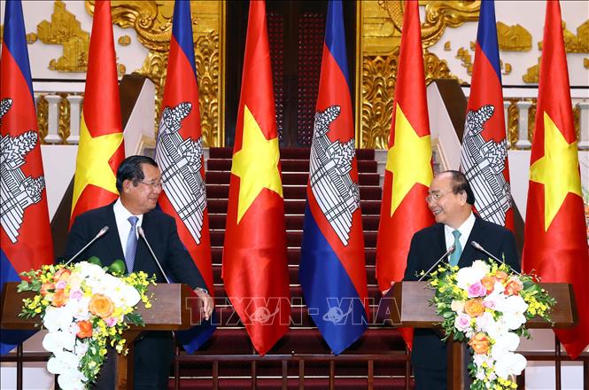 Trong ảnh: Thủ tướng Nguyễn Xuân Phúc và Thủ tướng Campuchia Samdech Techo Hun Sen gặp gỡ báo chí sau hội đàm. Ảnh: Thống Nhất – TTXVN
