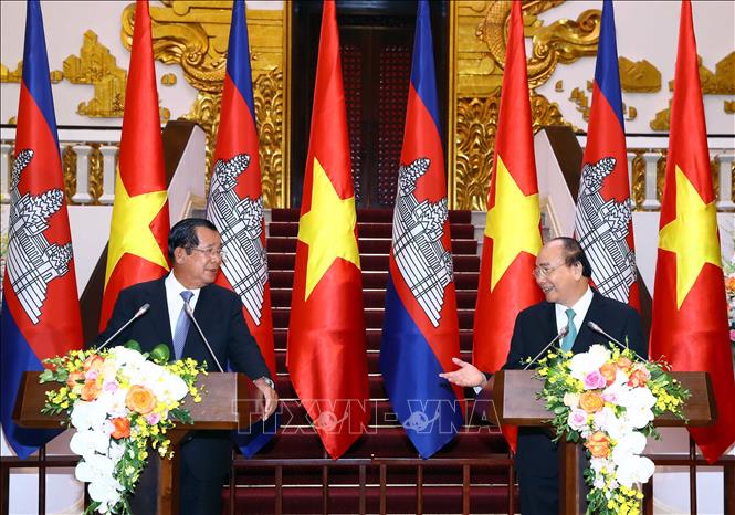 Trong ảnh: Thủ tướng Nguyễn Xuân Phúc và Thủ tướng Campuchia Samdech Techo Hun Sen gặp gỡ báo chí sau hội đàm. Ảnh: Thống Nhất – TTXVN
