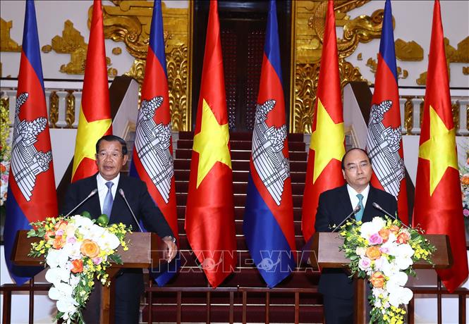 Trong ảnh: Thủ tướng Nguyễn Xuân Phúc và Thủ tướng Campuchia Samdech Techo Hun Sen gặp gỡ báo chí sau hội đàm. Ảnh: Thống Nhất – TTXVN