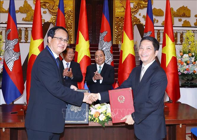 Trong ảnh: Thủ tướng Nguyễn Xuân Phúc và Thủ tướng Campuchia Samdech Techo Hun Sen chứng kiến lễ ký Bản ghi nhớ về hoàn tất đàm phán Hiệp định thương mại biên giới giữa Việt Nam và Campuchia. Ảnh: Thống Nhất –TTXVN