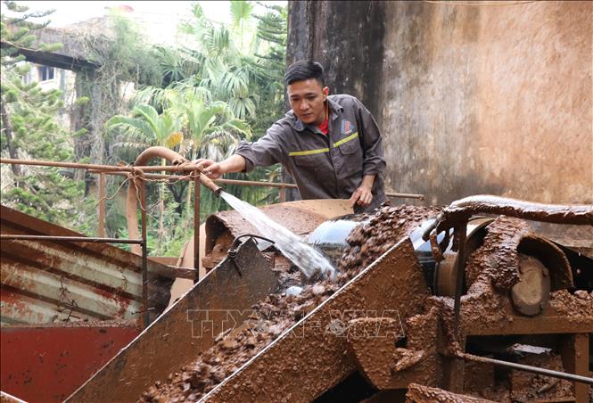 Trong ảnh: Công nhân Mỏ sắt Trại Cau kiểm tra áp lực nước tuyển rửa quặng. Ảnh: Hoàng Nguyên - TTXVN