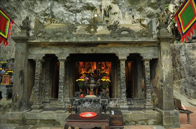 Trong ảnh: Kiến trúc Đền Trần theo kiểu chữ nhị, gồm hai tòa liền nhau. Ảnh: Minh Đức - TTXVN