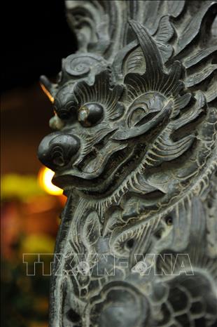 Trong ảnh: Nét chạm khắc độc long rất tinh xảo trên đá xanh nguyên khối. Ảnh: Minh Đức - TTXVN