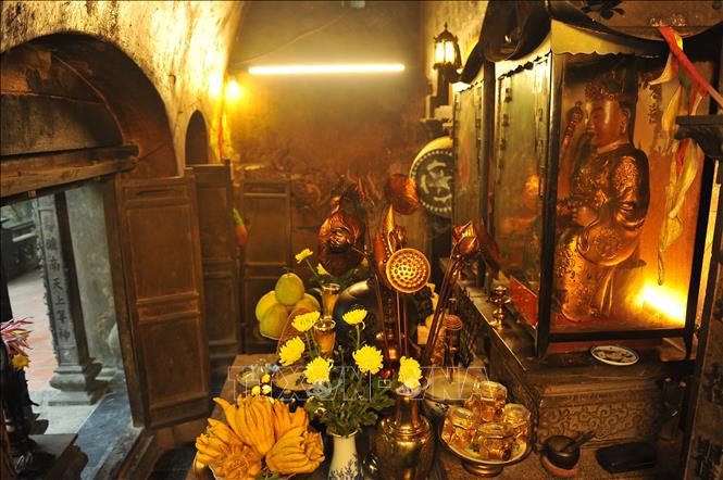 Trong ảnh: Bên trong long cung có tượng Quý Minh Đại Vương và phu nhân của ngài. Ảnh: Minh Đức - TTXVN