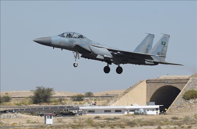 Trong ảnh: Máy bay chiến đấu F-15 của Saudi Arabia tham gia chiến dịch quân sự của liên quân ở Yemen hạ cánh xuống căn cứ quân sự Khamis Mushayt, cách thủ đô Riyadh khoảng 880km. Ảnh: AFP/ TTXVN 