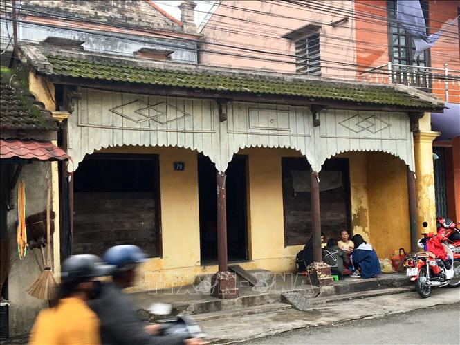 Trong ảnh: Một căn nhà cổ Bao Vinh bên cạnh những căn nhà mới được xây dựng. Ảnh: Quốc Việt - TTXVN