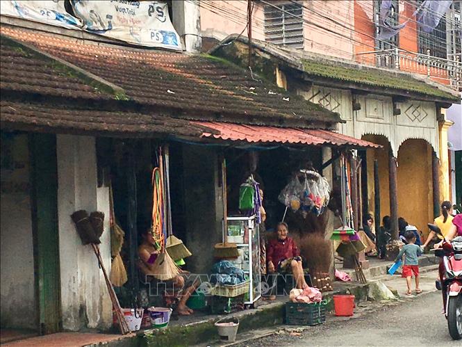 Trong ảnh: Một căn nhà cổ Bao Vinh đã xuống cấp. Ảnh: Quốc Việt - TTXVN