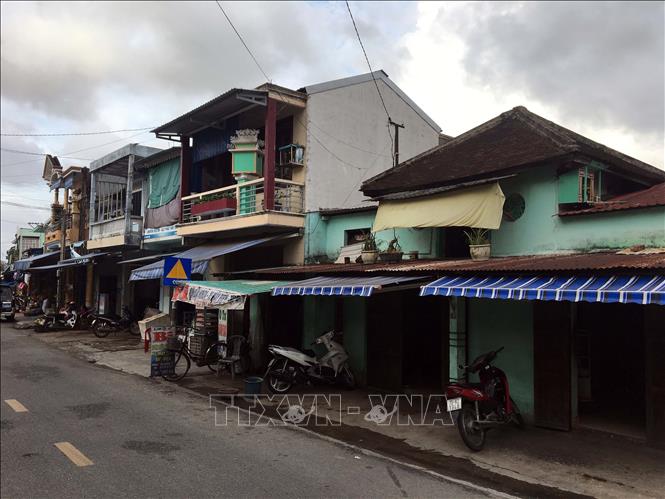 Trong ảnh: Những căn nhà mới đang dần thay thế các nhà cũ ở phố cổ Bao Vinh. Ảnh: Quốc Việt - TTXVN