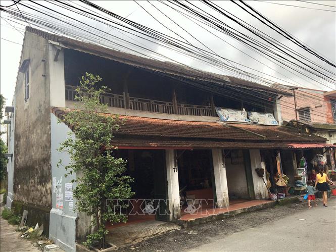 Trong ảnh: Ngôi nhà gỗ 2 tầng của gia đình Phan Gia Thị giữa phố cổ Bao Vinh. Ảnh: Quốc Việt - TTXVN