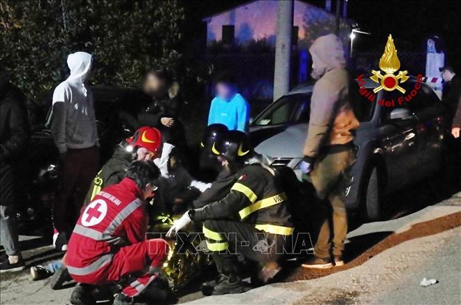 Trong ảnh: Lực lượng cứu hỏa và cứu hộ điều trị cho các nạn nhân trong vụ giẫm đạp tại hộp đêm Lanterna Azzurra, thị trấn Corinaldo, tỉnh Ancona, miền Đông Italy. Ảnh: AFP/ TTXVN