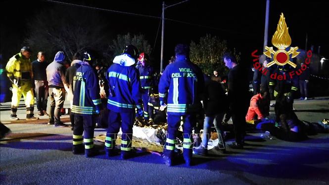 Trong ảnh: Lực lượng cứu hỏa và cứu hộ Italy điều trị cho các nạn nhân trong vụ giẫm đạp tại hộp đêm Lanterna Azzurra, thị trấn Corinaldo, tỉnh miền Đông Ancona. Ảnh: AFP/ TTXVN