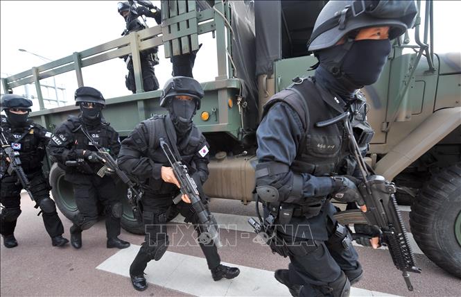 Trong ảnh: Binh sĩ Hàn Quốc tham gia cuộc diễn tập chống khủng bố ở Seoul. Ảnh: AFP/ TTXVN
