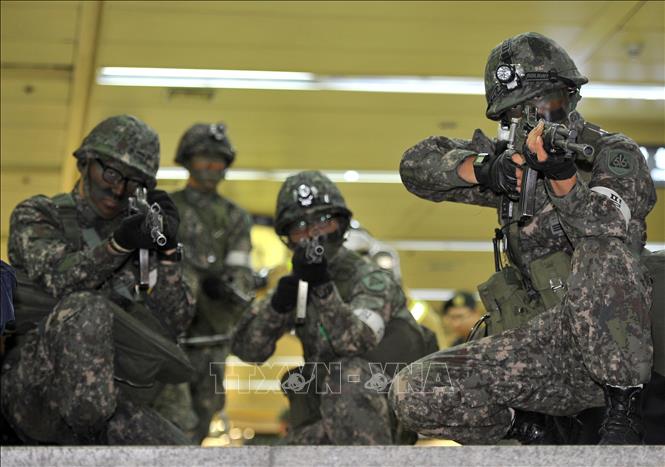 Trong ảnh (tư liệu): Binh sĩ Hàn Quốc tham gia một cuộc diễn tập tại Seoul. Ảnh: AFP/ TTXVN