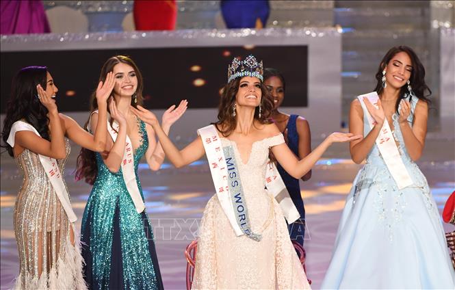 Trong ảnh: Người đẹp Mexico Vanessa Ponce de Leon (giữa) giây phút đăng quang Hoa hậu Thế giới 2018 tại Tam Á, Trung Quốc tối 8/12/2018. Ảnh: AFP/ TTXVN