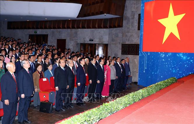 Trong ảnh: Thủ tướng Nguyễn Xuân Phúc và các đại biểu thực hiện nghi thức chào cờ. Ảnh: Thống Nhất –TTXVN