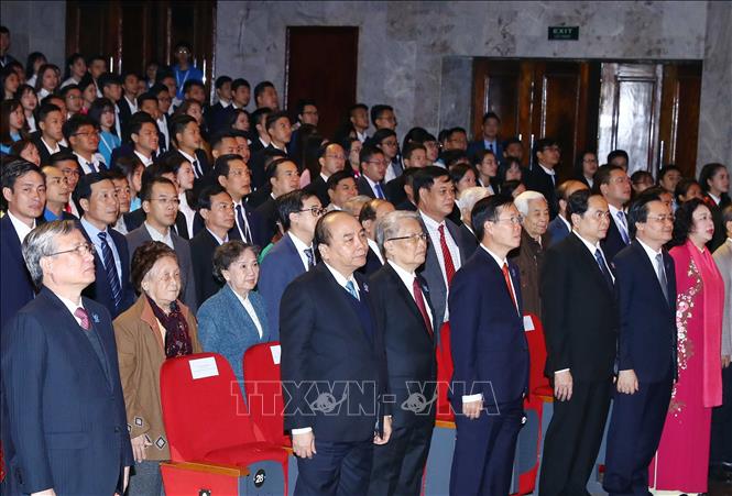 Trong ảnh: Thủ tướng Nguyễn Xuân Phúc và các đại biểu thực hiện nghi thức chào cờ. Ảnh: Thống Nhất –TTXVN
