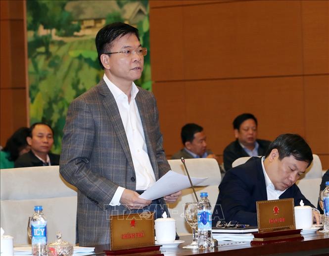 Trong ảnh: Bộ trưởng Bộ Tư pháp Lê Thành Long trình bày Tờ trình của Chính phủ về việc điều chỉnh Chương trình xây dựng luật, pháp lệnh năm 2019. Ảnh: Trọng Đức – TTXVN