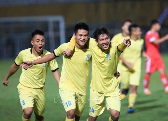 Trong ảnh: Ở môn bóng đá nam, Hà Nội giành chiến thắng với tỉ số 2-0 trước Nghệ An trong trận chung kết ngày 9/12/2018 trên sân Hàng Đẫy, đoạt HCV. Đội Đà Nẵng giành HCĐ. Ảnh: Trọng Đạt - TTXVN