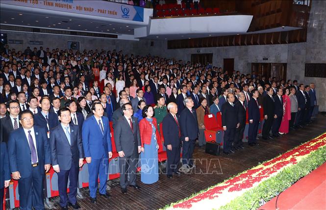 Trong ảnh: Thủ tướng Nguyễn Xuân Phúc và các đại biểu thực hiện nghi thức chào cờ tại Đại hội. Ảnh: Thống Nhất –TTXVN