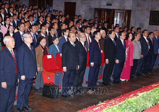 Trong ảnh: Thủ tướng Nguyễn Xuân Phúc và các đại biểu chào cờ tại Đại hội. Ảnh: Thống Nhất –TTXVN
