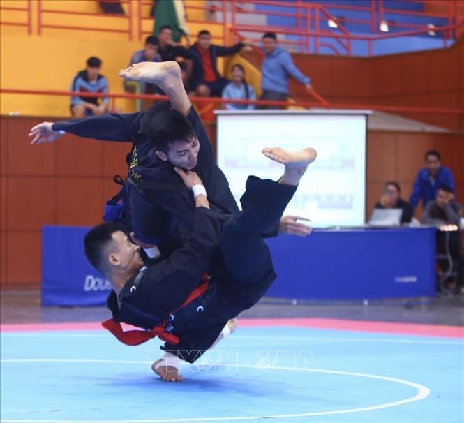 Trong ảnh: Trận bán kết đối kháng môn Pencak Silat giữa vận động viên Vũ Văn Hoàng (Vĩnh Phúc, đai đỏ) và vận động viên Phạm Tuấn Anh (Thanh Hoá, đai xanh) hạng cân 70kg nội dung nam. Ảnh: Minh Quyết - TTXVN