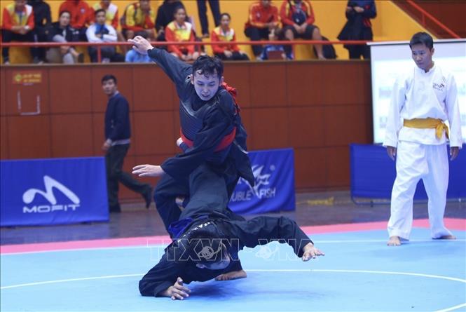 Trong ảnh: Trận thi đấu đối kháng môn Pencak Silat giữa VĐV Trịnh Hoàng Nhật Duy (Quân đội, đai đỏ) và VĐV Nguyễn Duy Tuyến (Thanh Hoá, đai xanh) ở hạng cân 85kg nam. Ảnh: Minh Quyết - TTXVN
