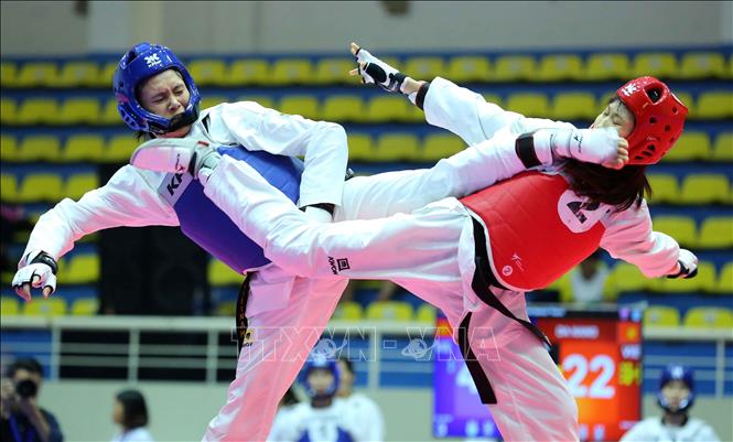 Trong ảnh: Môn Taekwondo, đội Hà Nội (giáp xanh) thắng đội Đà Nẵng (giáp đỏ) ở trận chung kết đối kháng đồng đội nữ với tỉ số 102-51, giành HCV. Ảnh: Thành Đạt – TTXVN