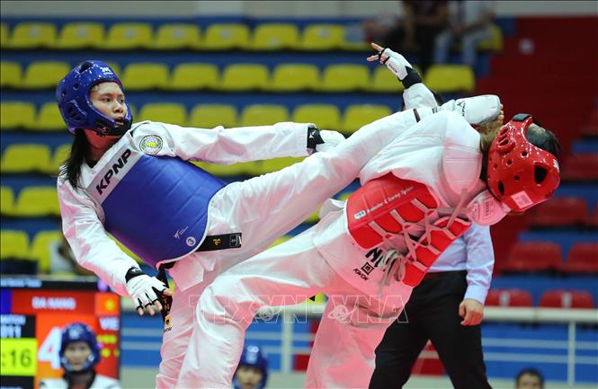 Trong ảnh: Đội Hà Nội (giáp xanh) thắng đội Đà Nẵng (giáp đỏ) ở trận chung kết môn Taekwondo nội dung đối kháng đồng đội nữ với tỉ số 102-51, giành HCV. Ảnh: Thành Đạt – TTXVN