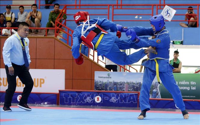 Trong ảnh: VĐV Trương Văn Tuấn, đoàn Thanh Hóa (giáp xanh) giành chiến thắng trước VĐV Lê Sơn Bạc, đoàn Tiền Giang (giáp đỏ) trong trận chung kết môn Vovinam nội dung đối kháng nam hạng 68 kg, đoạt HCV. Ảnh: Quang Quyết – TTXVN
