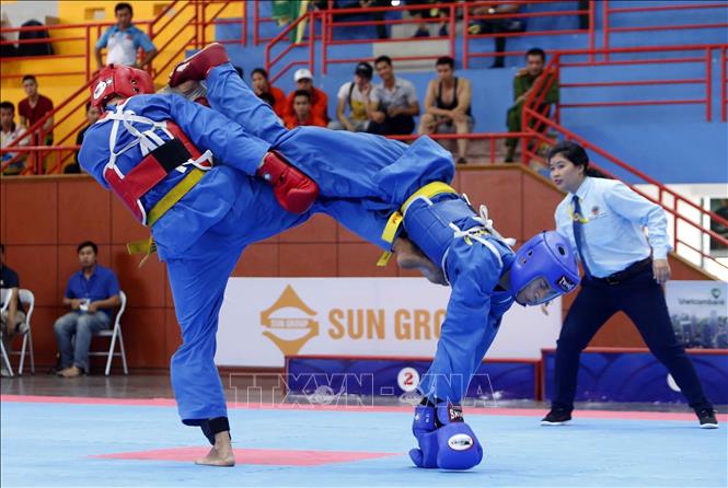 Trong ảnh: VĐV Đỗ Xuân Hiếu, đoàn Quảng Nam (giáp đỏ) giành chiến thắng trước VĐV Nguyễn Văn Tiên, đoàn Quảng Ngãi (giáp xanh) trong trận chung kết môn Vovinam nội dung đối kháng nam hạng 64 kg và đoạt HCV. Ảnh: Quang Quyết - TTXVN
