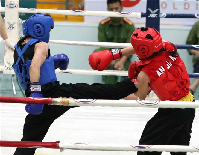 Trong ảnh: Trận chung kết đối kháng môn Võ cổ truyền ở hạng cân 48kg nữ giữa VĐV Trần Thị Mỹ Hạnh (An Giang, giáp đỏ) và VĐV Từ Thị Bé Hiền (Bình Định, giáp xanh). Ảnh: Văn Điệp – TTXVN