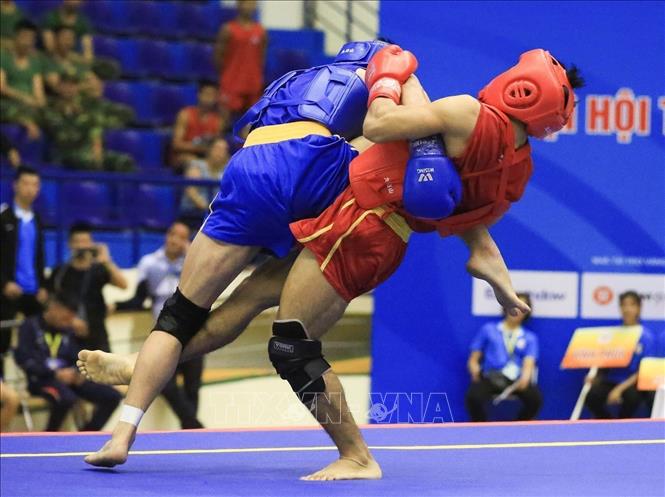 Trong ảnh: Trận thi đấu ở môn Wushu nội dung Tán thủ nam, hạng cân 60 kg giữa VĐV Trường Giang (Thái Bình, giáp đỏ) và VĐV Đinh Biên (Quảng Ngãi, giáp xanh). Ảnh: Trọng Đạt – TTXVN