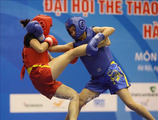 Trong ảnh: VĐV Phạm Thị Hiền (giáp xanh, đoàn Hưng Yên) giành chiến thắng trước VĐV Bùi Thị Hạ Vi (giáp đỏ, đoàn Tuyên Quang) trong trận đấu vòng loại nội dung Tán thủ của môn Wushu, hạng cân 65kg nam. Ảnh: Thanh Tùng-TTXVN