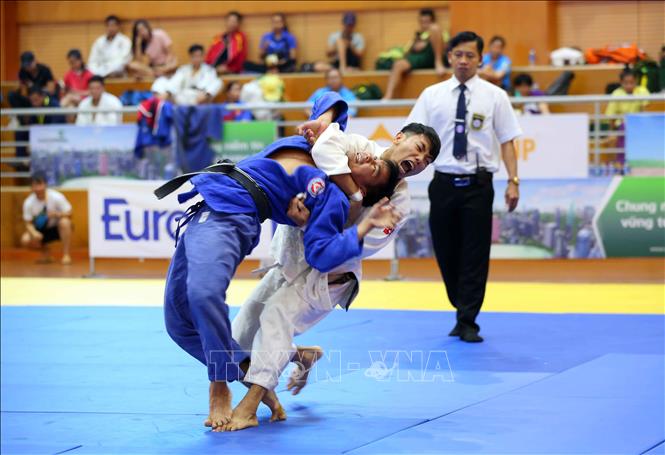 Trong ảnh: Trận bán kết đồng đội nam môn Judo: đội Bà Rịa-Vũng Tàu (áo trắng) giành chiến thắng chung cuộc trước đội Bình Thuận (áo xanh). Ảnh: Thành Đạt – TTXVN
