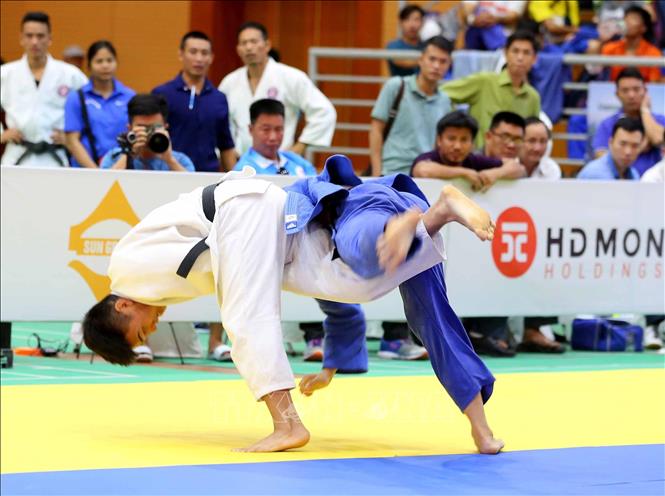 Trong ảnh: Trận tứ kết môn Judo đồng đội nam: đội Bà Rịa-Vũng Tàu (áo xanh) giành chiến thắng chung cuộc trước đội Hà Nội (áo trắng). Ảnh: Thành Đạt – TTXVN