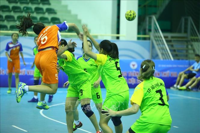 Trong ảnh: Trận bán kết nữ môn Bóng ném giữa đội Tp Hồ Chí Minh (áo xanh) và đội Bình Định (áo cam). Ảnh: Minh Quyết - TTXVN