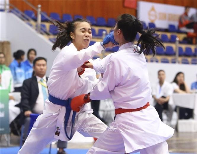 Trong ảnh: Trận chung kết nội dung Kumite đồng đội nữ nhóm I của môn Karate giữa đội Thanh Hoá (đai đỏ) và đội Cần Thơ (đai xanh). Kết quả, đội Cần Thơ chiến thắng với tỷ số 2-0, giành HCV. Ảnh: Minh Quyết - TTXVN