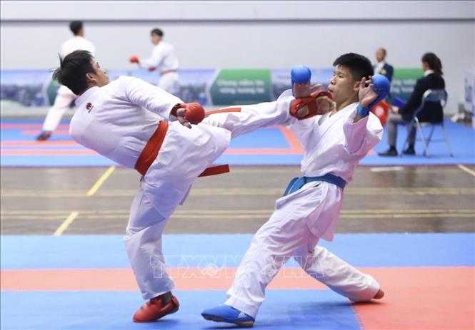 Trong ảnh: Trận đấu nội dung Kumite đồng đội nam nhóm 1 của môn Karate giữa 2 VĐV đội Quân đội (đai đỏ) và đội Tp Hồ Chí Minh (đai xanh) với chiến thắng 3-2 thuộc về đội Tp Hồ Chí Minh. Ảnh: Minh Quyết - TTXVN