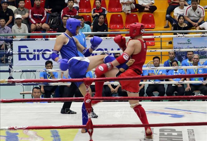 Trong ảnh: Trận đấu đối kháng môn Muay ở hạng cân 54 kg giữa võ sĩ Trần Quang Minh (áo đỏ, Bà Rịa – Vũng Tàu) và Dương Trùng Phùng (áo xanh, Tiền Giang). Ảnh: Trần Việt - TTXVN